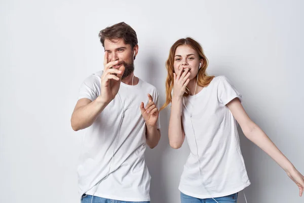 Wesoły młody para w biały t-shirty zabawy razem przyjaźń — Zdjęcie stockowe