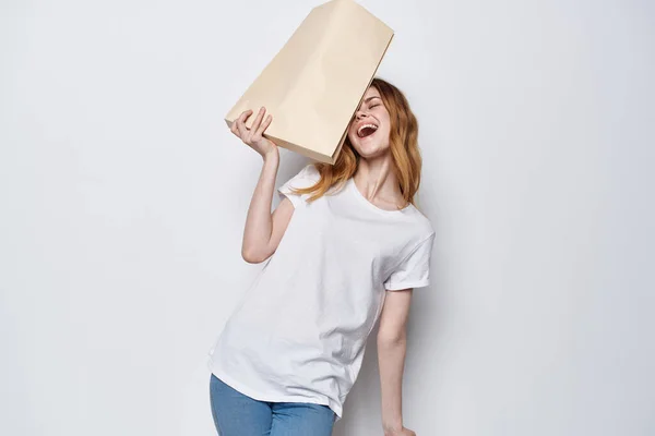 Женщина с бумажным пакетом в руках — стоковое фото