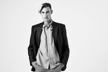 İzole edilmiş arka planda takım elbiseli adam kırpılmış ışık arkaplanı