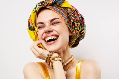 Çok renkli türban dekorasyonlu kadın makyaj eğlencesi