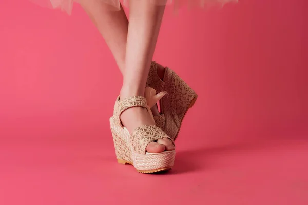 Béžová boty zblízka oříznutý pohled růžové módní pozadí — Stock fotografie