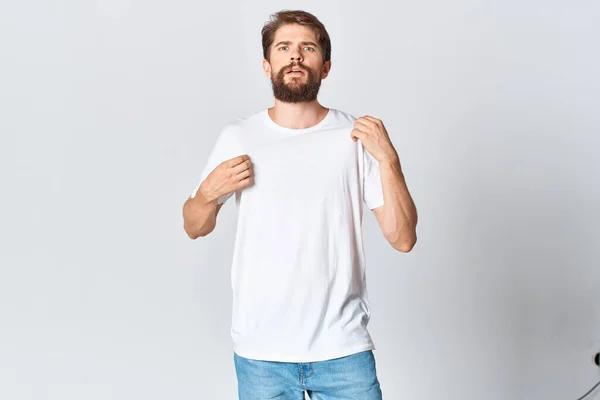 Mężczyzna w białej koszulce i dżinsach makieta design Skopiuj Kosmiczny styl życia — Zdjęcie stockowe