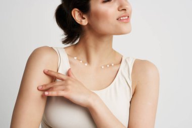 Beyaz tişörtlü kadın vücut kremi. Sağlık tazeleme.