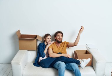 Yeni bir dairede aile kutuları yeniliyorlar.