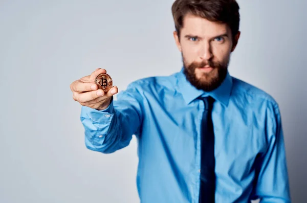 Людина з монетою Bitcoin інвестиційного менеджера робота — стокове фото