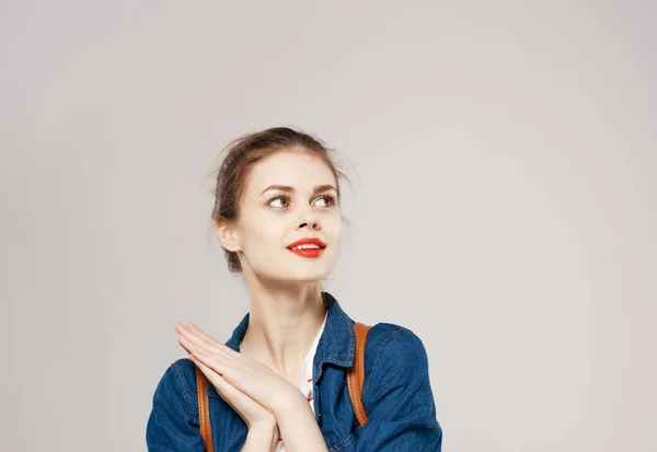 Mulher bonita com mochileiros estudantes de moda — Fotografia de Stock