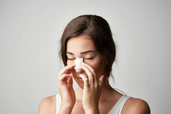 Vrouw met gebroken neus gezondheidsproblemen medicijnletsel — Stockfoto