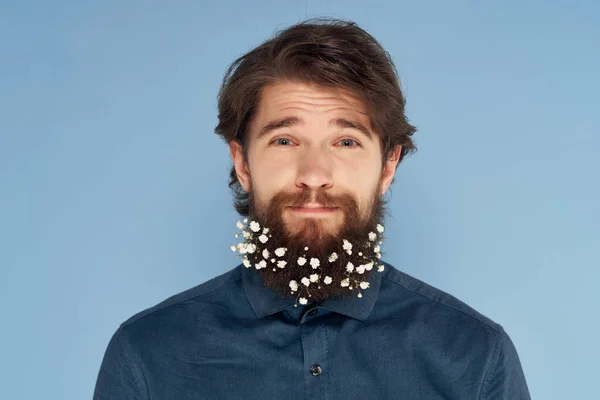 Homem com flores na barba vestindo camisa corte vista decoração emoção — Fotografia de Stock