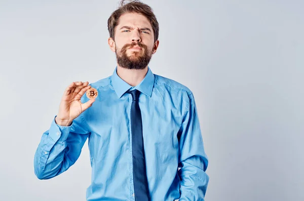 Бізнесмен в сорочці з краваткою менеджер криптовалют — стокове фото