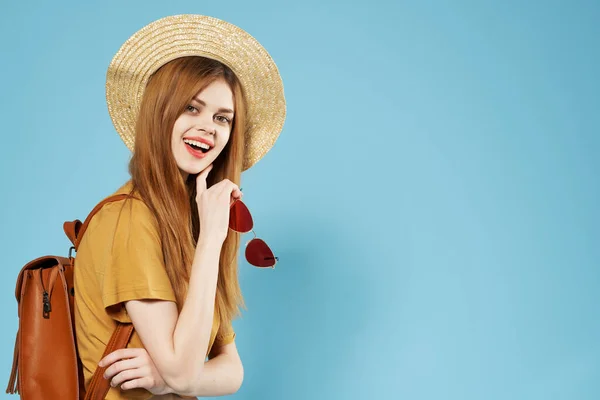 Mulher com chapéu óculos de sol moda verão estilo viagem mochila — Fotografia de Stock