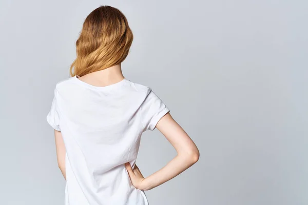 Красивая женщина в белой футболке обрезанный вид, позируя макет дизайн — стоковое фото