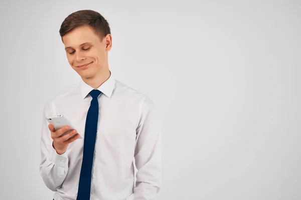 Geschäftsmann im Hemd mit Krawatte und Telefon in der Hand — Stockfoto