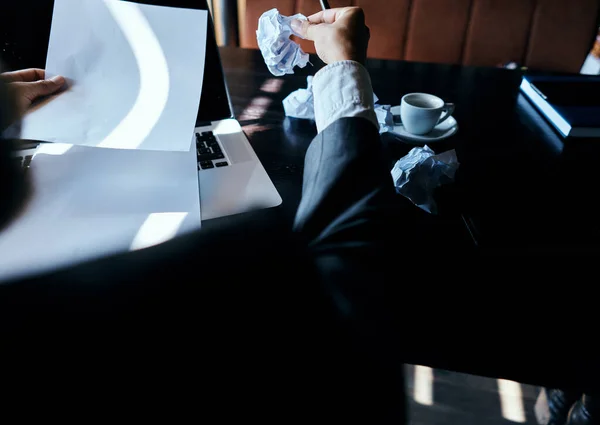Laptop na tecnologia de finanças de trabalho de café de mesa — Fotografia de Stock