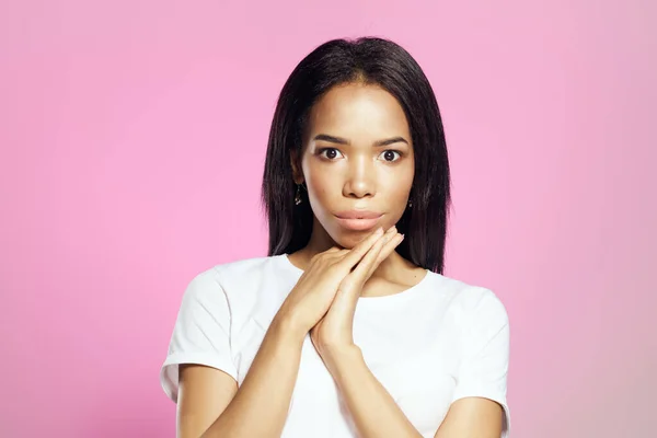 Emotionele vrouw afrikaanse verschijning met gezicht mode kapsel roze achtergrond — Stockfoto