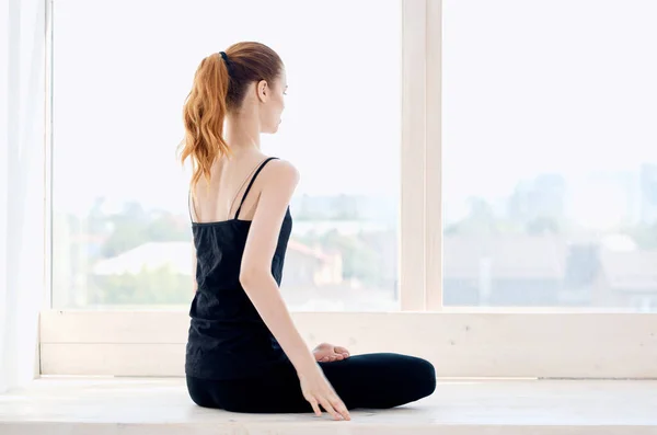 Mujer haciendo yoga ejercicio equilibrio tranquilo entrenamiento — Foto de Stock