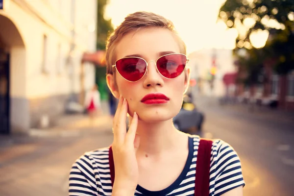 Femme en lunettes de soleil avec les cheveux courts en plein air romance posant — Photo