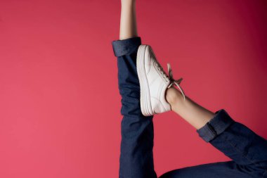 Beyaz spor ayakkabılı ters kadın bacakları modern tarz izole edilmiş arka plan