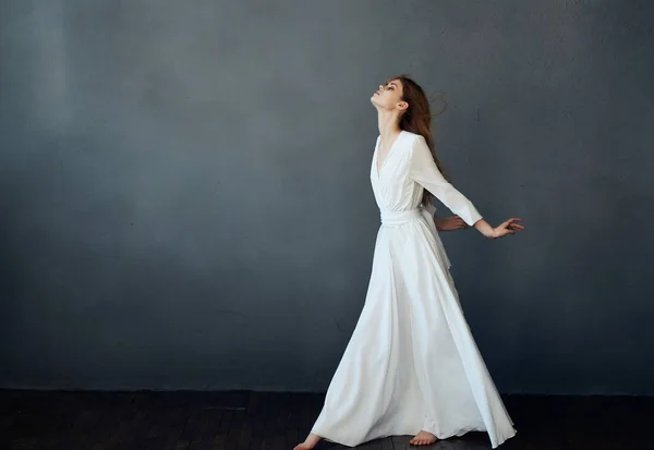 Mulher vestido branco moda estilo elegante estúdio escuro fundo posando — Fotografia de Stock