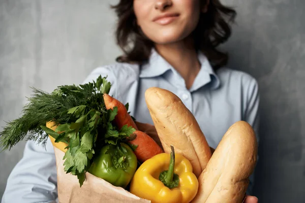 Mujer sosteniendo bolsa de alimentos alimentos saludables dieta verduras supermercado —  Fotos de Stock