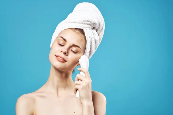 Mooie vrouw met handdoek op hoofd masseren gezicht huidverzorging — Stockfoto