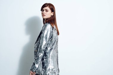 Moda elbiseli kadın gümüş ceketli modern stil disko partisi