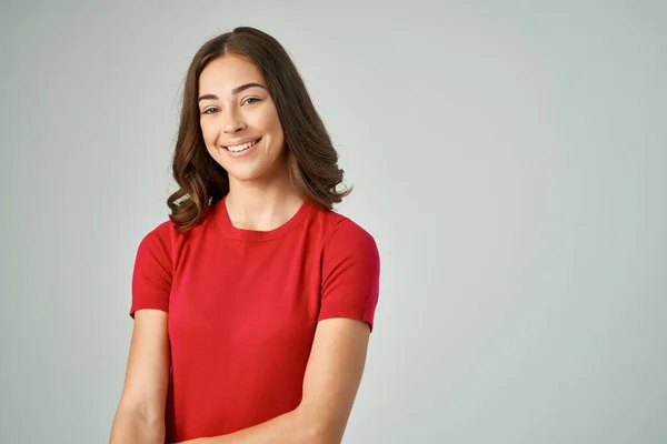 Morena alegre em vermelho t-shirt corte vista moda adolescente — Fotografia de Stock