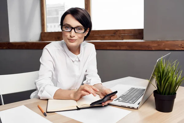 Obchodní žena sedí u svého stolu před notebookem sekretářka Professional — Stock fotografie