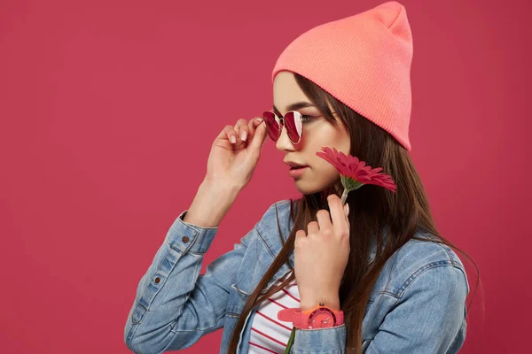 Meisje dragen zonnebril dragen een roze hoed rode bloem mode poseren romantiek — Stockfoto