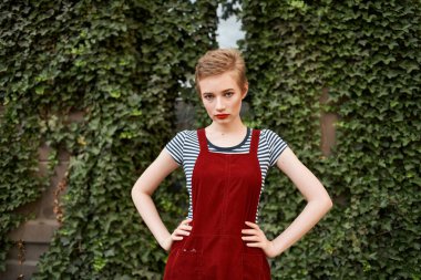 Kısa saçlı güzel bir kadın ve kırmızı dudaklı bir hayat tarzı var.