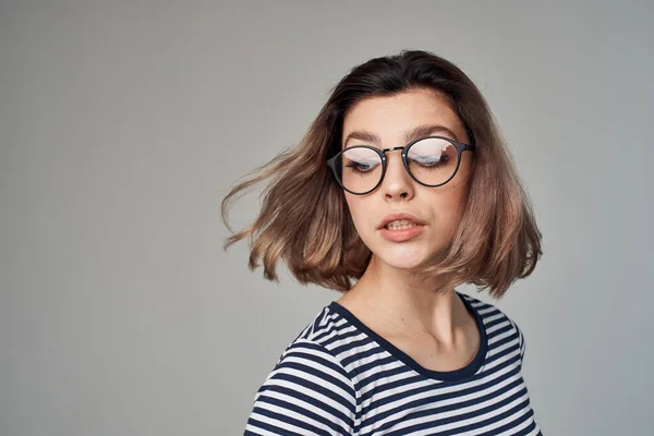 안경 스타일의 현대적 인 감정을 가진 예쁜 금발 — 스톡 사진