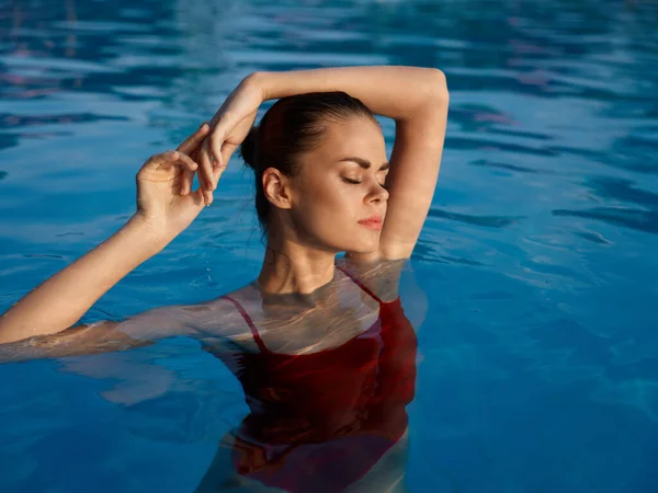 Женщина в красном купальнике в бассейне и роскошь гламура — стоковое фото