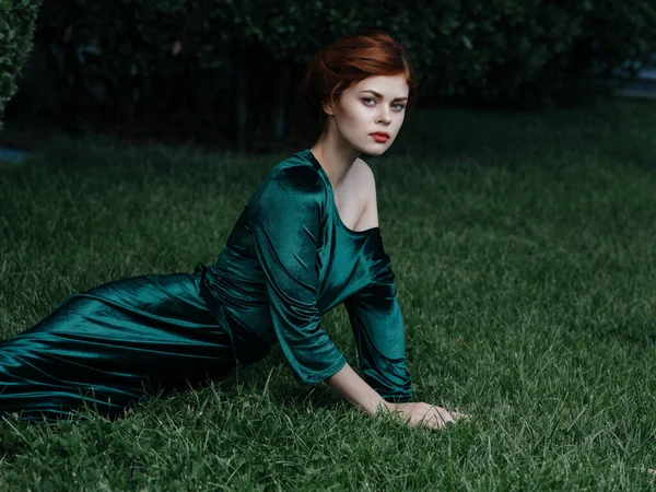 Mujer en vestido verde se encuentra en la naturaleza decoración del jardín — Foto de Stock