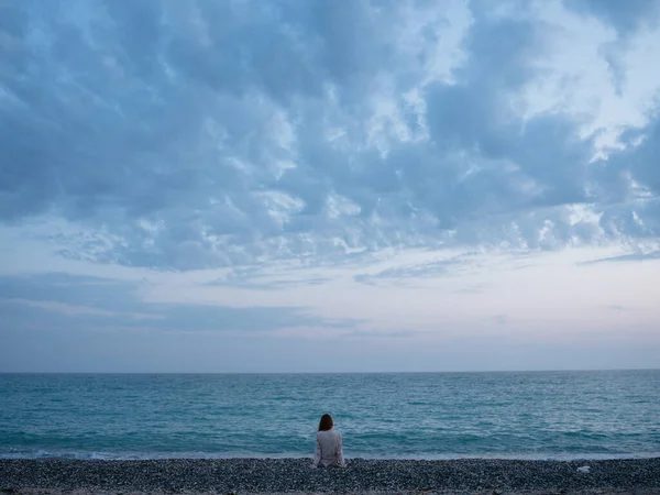 Femme admirant l'océan paysage détente soirée nature — Photo