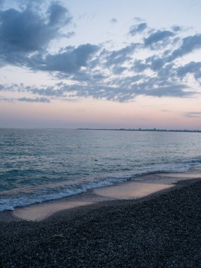 Okyanus dalgaları plaj manzarası.