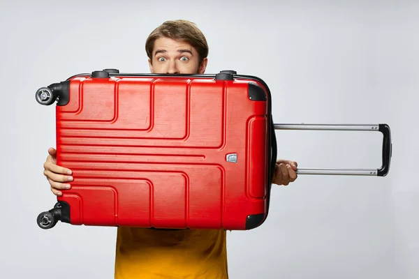 Mężczyzna z czerwoną walizką Pasażer docelowy lotnisko — Zdjęcie stockowe