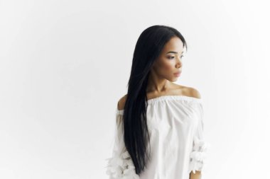 Kadın Afrikalı görünümlü beyaz elbise kozmetik poz