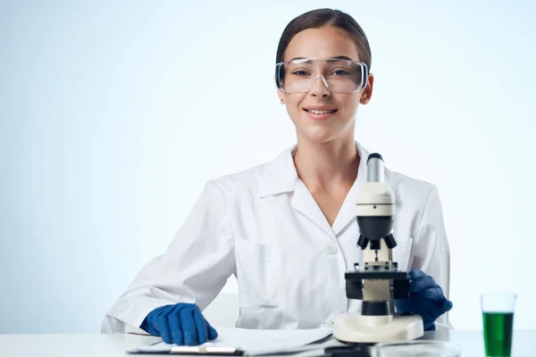 Mujer científica laboratorio microscopio investigación biotecnología —  Fotos de Stock