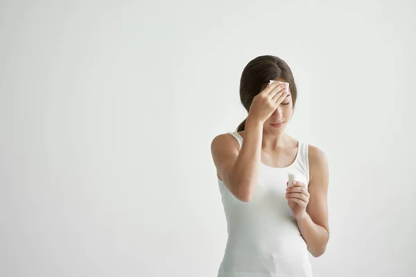 Mulher de t-shirt branca limpa a testa com um lenço suor febre frio — Fotografia de Stock
