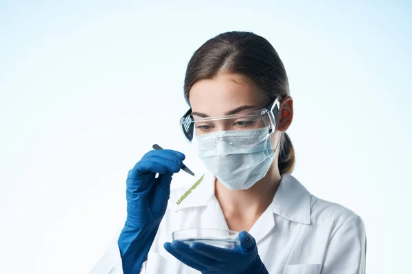 Kobieta laboratorium asystent medyczny maska badania chemiczne zbliżenie — Zdjęcie stockowe