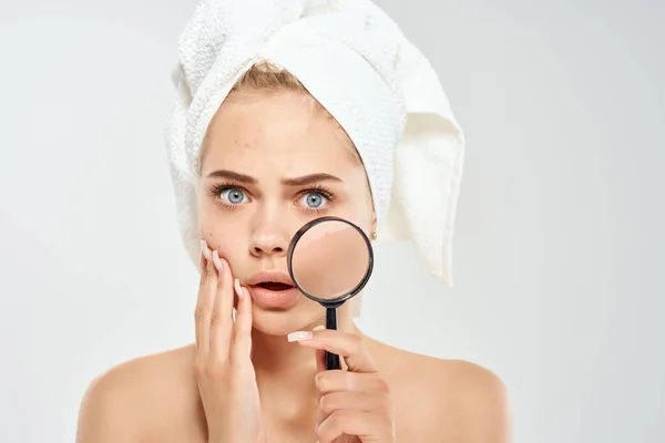 Mujer sosteniendo behold face loupe dermatology close-up piel limpia — Foto de Stock