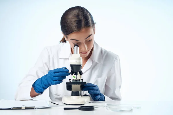 Mujer científica laboratorio investigación diagnóstico — Foto de Stock