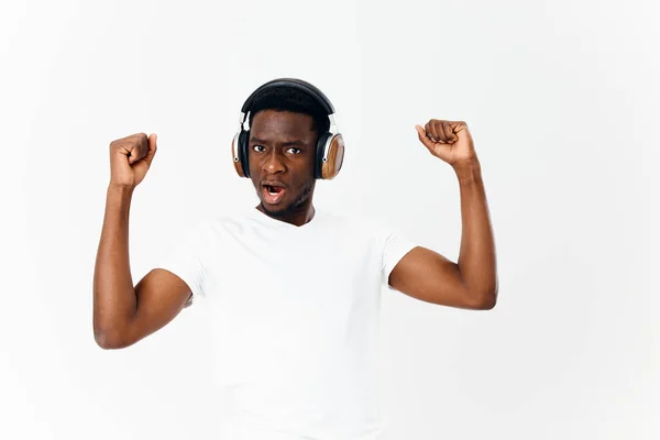 Africano americano en auriculares amante de la música aislado fondo — Foto de Stock
