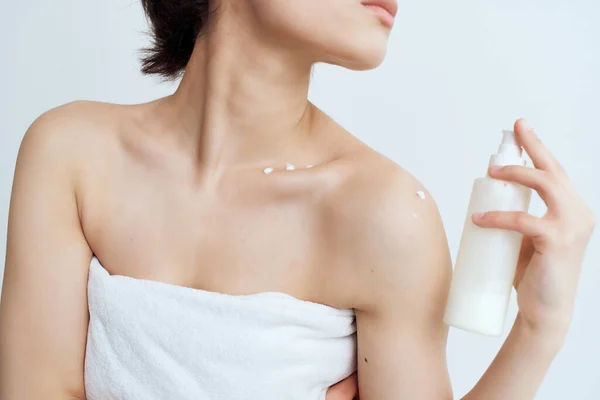 Brünette in Handtuch Nackte Schultern Lotion Hautpflege — Stockfoto