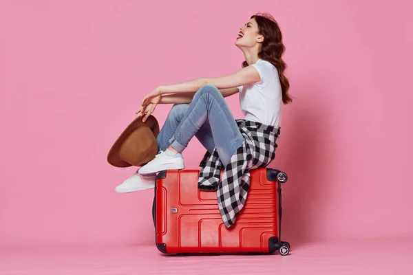빨간 가방을 들고 핑크 색 여행을 하는 명랑 한 여자 — 스톡 사진