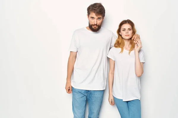 흰색 티셔츠를 입은 명랑 한 젊은 부부는 우정 생활을 받아들인다 — 스톡 사진