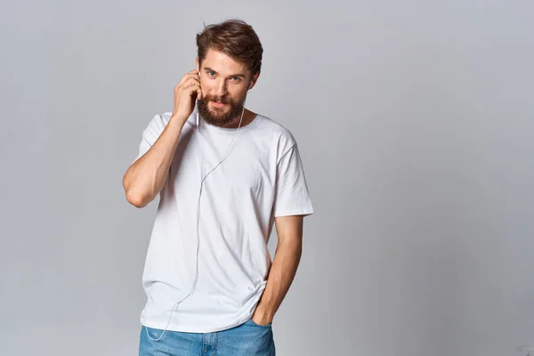 Man in wit t-shirt met koptelefoon muziek entertainment — Stockfoto