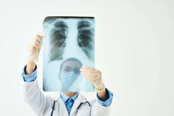 Vrouwen arts x-ray gezondheid diagnose ziekenhuis professional — Stockfoto