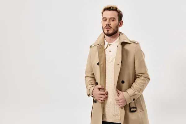 Een man met een modieuze kapsel vasthouden aan een jas mode Studio Copy Space — Stockfoto