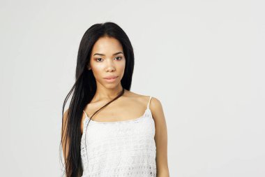 Neşeli, güzel, Afrikalı parlak makyajlı, moda arkaplanı.