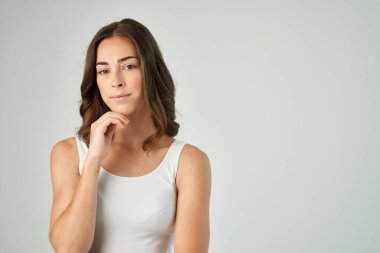 Beyaz tişörtlü, ciddi bir ifadeye sahip esmer. Tatminsiz, yakın plan.